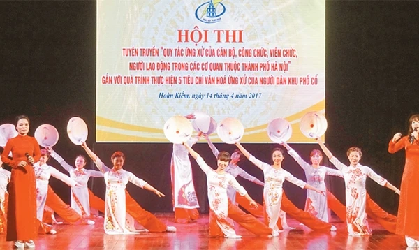 Hội thi tuyên truyền thực hiện Quy tắc ứng xử của quận Hoàn Kiếm góp phần nâng cao nhận thức của cán bộ, nhân dân trong xây dựng văn hóa người Hà Nội. 