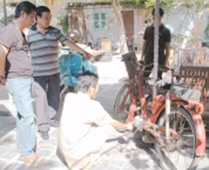 Khách hàng đang xem một chiếc xe cổ sản xuất từ thập niên 30-40 của thế kỷ trước.