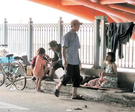 Một số người dân vô tư kê giường sống ngay bên bờ kênh.