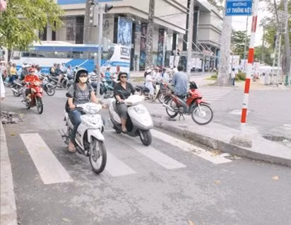 Ngã tư Lý Thường Kiệt - Hồng Bàng (quận 5) đã thông thoáng hẳn nhờ được mở đường nhánh rẽ phải vào đường Hồng Bàng.