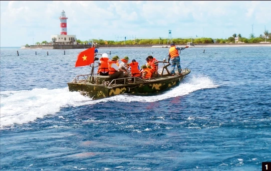 1. Xuồng CQ đưa đoàn công tác vào thăm đảo Nam Yết. 