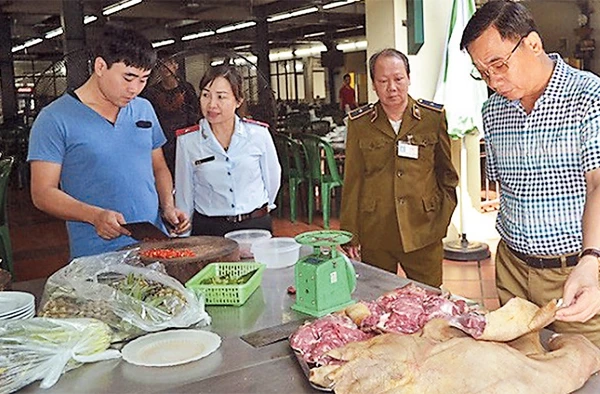 Lực lượng chức năng kiểm tra tại một cơ sở kinh doanh dịch vụ ăn uống trên địa bàn quận Thanh Xuân. Ảnh: HƯƠNG GIANG