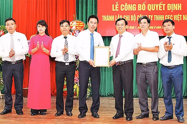 Lễ công bố Quyết định thành lập Chi bộ Công ty TNHH CEC Việt Nam trực thuộc Ðảng bộ phường Mỹ Ðình 1 (quận Nam Từ Liêm). Ảnh: MẠNH CƯỜNG
