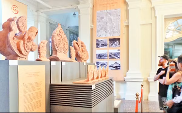 Khách nước ngoài xem bộ sưu tập phiên bản hiện vật.