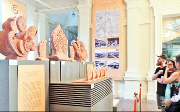 Khách nước ngoài xem bộ sưu tập phiên bản hiện vật.