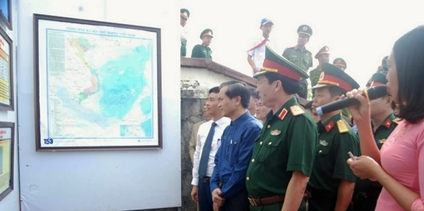 Các đại biểu tham quan triển lãm.
