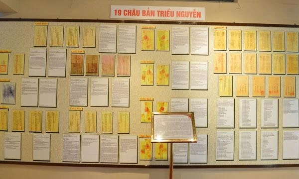 19 Bộ châu bản thời Nguyễn (ảnh: Linh Phan)