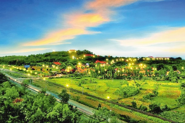 Hoàng hôn xuống trên Núi Thơm - Sao Việt.