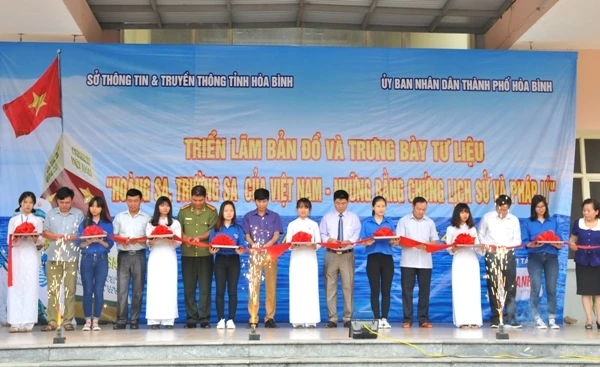 Lễ cắt băng khai mạc triển lãm.