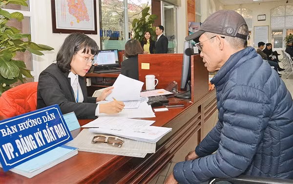 Cán bộ bộ phận "một cửa" UBND quận Nam Từ Liêm hướng dẫn người dân đến làm thủ tục hành chính.