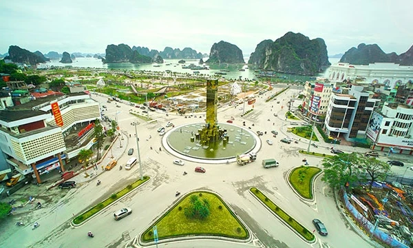 TP Hạ Long đang chuyển mình trở thành đô thị hiện đại. Ảnh: MINH THU