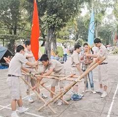 Cùng nhau làm cột cờ Tổ quốc và cờ hội chuẩn bị Hội trại.