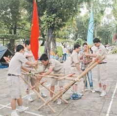 Cùng nhau làm cột cờ Tổ quốc và cờ hội chuẩn bị Hội trại.