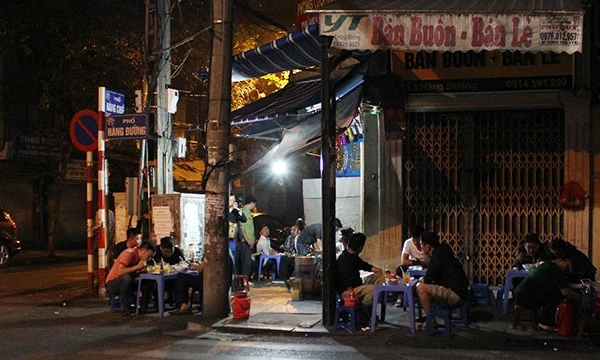 Quán phở gánh tại ngã tư Hàng Đường - Hàng Chiếu khá nổi tiếng từ nhiều năm nay.