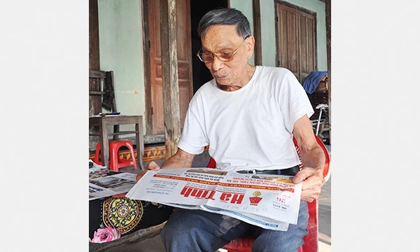 Ông Minh luôn theo dõi sự phát triển của quê hương thông qua các phương tiện thông tin.
