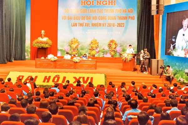 Hội nghị đối thoại giữa lãnh đạo thành phố với đại biểu dự Ðại hội Công đoàn thành phố lần thứ 16, ngày 24-4-2018. Ảnh: DUY LINH