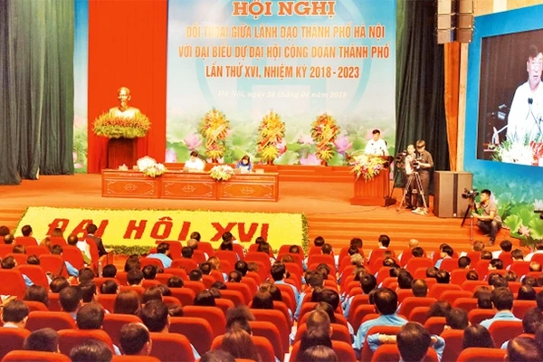 Hội nghị đối thoại giữa lãnh đạo thành phố với đại biểu dự Ðại hội Công đoàn thành phố lần thứ 16, ngày 24-4-2018. Ảnh: DUY LINH