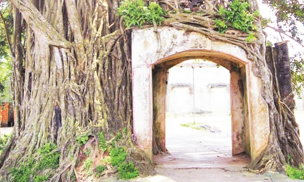 Cổng làng cổ ở Yên Cốc (Hà Nội).