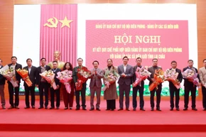 Lãnh đạo tỉnh Lai Châu tặng hoa chúc mừng đại diện Đảng ủy 11 xã biên giới và Đảng ủy Ban Chỉ huy Bộ đội Biên phòng.