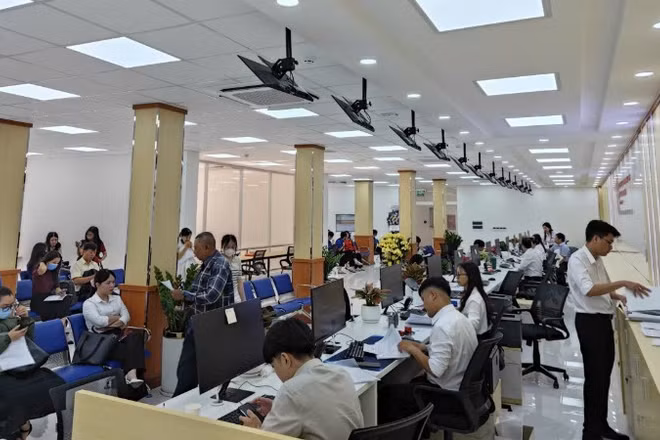Mới đưa vào hoạt động song đã có rất đông người dân tới Trung tâm Phục vụ hành chính công Thành phố Hồ Chí Minh để thực hiện các thủ tục. (Ảnh: Thế Anh) 