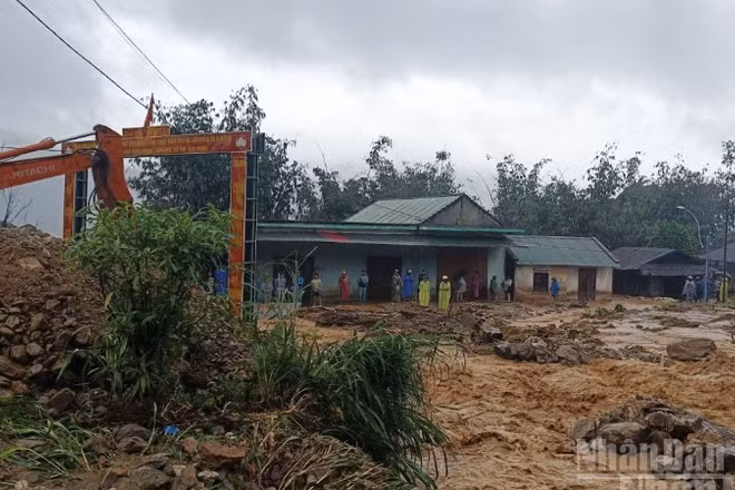 Lũ lớn gây sạt lở nghiêm trọng, chính quyền xã xã Đắk Plô đã di dời 26 hộ ở thôn Bung Tôn đến nơi ở an toàn.
