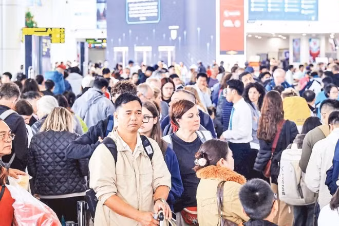 Chiều 4/1, lượng hành khách qua Cảng hàng không quốc tế Nội Bài tăng cao.