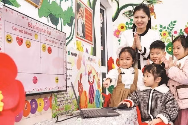 Các em học sinh Trường mầm non Hoa Phượng (phường An Tường, tỉnh Tuyên Quang) hào hứng với tiết học qua phần mềm Kidmart. 