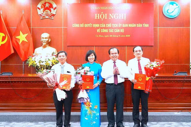 Phó Chủ tịch Ủy ban nhân dân tỉnh Cà Mau Nguyễn Minh Luân (thứ 2 từ phải qua) trao Quyết định bổ nhiệm cho tân Phó Giám đốc các Sở. (Ảnh: HỒNG NHUNG)