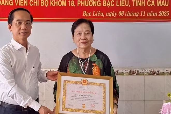 Đồng chí Hồ Thanh Thủy, Phó Bí thư Tỉnh ủy Cà Mau trao Huy hiệu 60 năm tuổi Đảng cho đồng chí Bùi Ngọc Phương - nguyên Hiệu trưởng Trường Trung học Y tế Bạc Liêu (nay thuộc tỉnh Cà Mau).