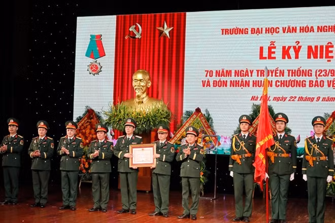Thừa ủy quyền của Chủ tịch nước, Đại tướng Trịnh Văn Quyết trao Huân chương Bảo vệ Tổ quốc hạng Ba tặng Trường đại học Văn hóa nghệ thuật Quân đội. 