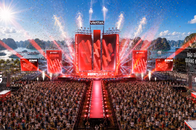 Sân khấu Y-Fest 2026 tại Quảng Ninh được tạo hình như cánh buồm đỏ thắm. (Ảnh: Cẩm Thủy)