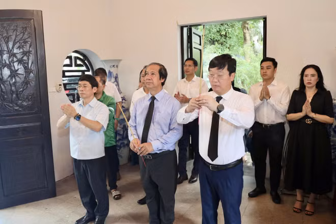 Đoàn dâng hương tại Nhà tưởng niệm các Anh hùng liệt sĩ.