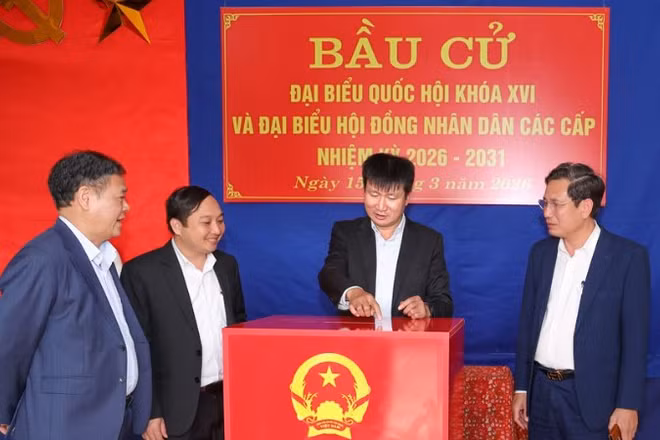 Các đồng chí lãnh đạo tỉnh Ninh Bình kiểm tra công tác chuẩn bị bầu cử tại cơ sở.