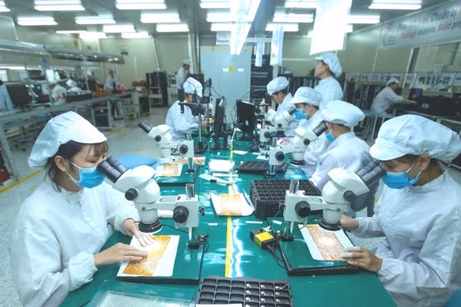 Dây chuyền sản xuất bảng mạch điện tử tại nhà máy của Công ty trách nhiệm hữu hạn 4P ở tỉnh Hưng Yên. (Ảnh: ĐĂNG ANH)
