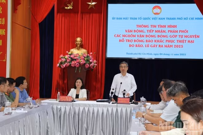 Phó Bí thư Thành ủy, Chủ tịch Ủy ban Mặt trận Tổ quốc Việt Nam Thành phố Hồ Chí Minh Nguyễn Phước Lộc phát biểu tại buổi họp.