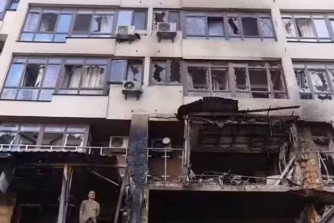 Một tòa nhà bị hư hỏng tại quận Shevchenkivskyi ở Thủ đô Kiev, Ukraine ngày 21/7/2025. (Ảnh: THX/TTXVN) 