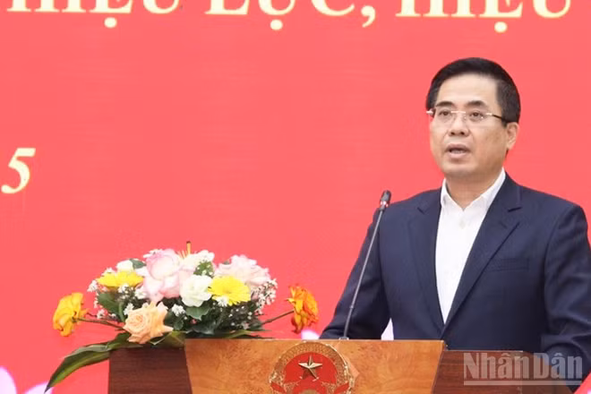 Đồng chí Nguyễn Hoàng Giang, Phó Bí thư Tỉnh ủy, Bí thư Đảng ủy, Chủ tịch Ủy ban nhân dân tỉnh Quảng Ngãi phát biểu kết luận hội nghị.