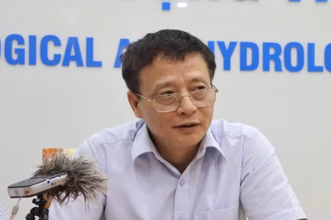 Ông Nguyễn Bá Thủy, Phó Giám đốc Trung tâm Dự báo khí tượng thủy văn quốc gia thông báo về sóng lớn nước dâng trong bão số 10.