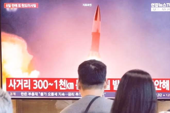 Hình ảnh một vụ phóng tên lửa của Triều Tiên trong chương trình chiếu tại ga tàu Seoul, Hàn Quốc.