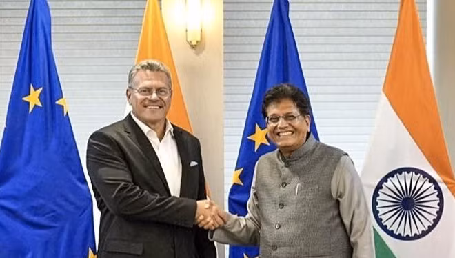 Bộ trưởng Thương mại Ấn Độ Piyush Goyal đã và Ủy viên Thương mại và An ninh Kinh tế EU Maros Sefcovic tại New Delhi. (Ảnh: TTXVN)