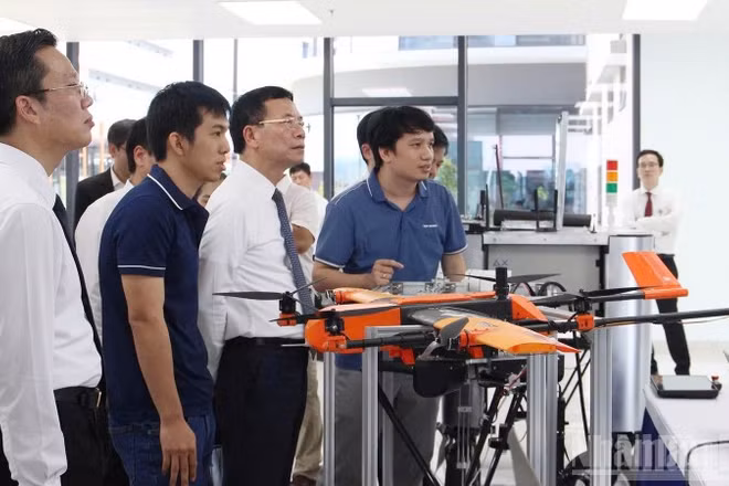 Đại biểu tham quan các mô hình khởi nghiệp sáng tạo tại Đà Nẵng.