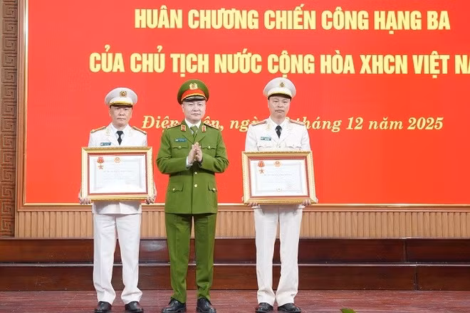 Thượng tướng Nguyễn Ngọc Lâm, Thứ trưởng Công an trao Huân chương Chiến công hạng Ba của Chủ tịch nước tặng hai cá nhân. 