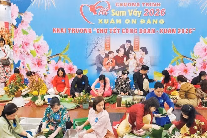 Thi gói bánh chưng tại chương trình "Tết Sum vầy-Xuân ơn Đảng 2026" do Liên đoàn Lao động thành phố Hà Nội tổ chức. (Ảnh: NGỌC ÁNH)
