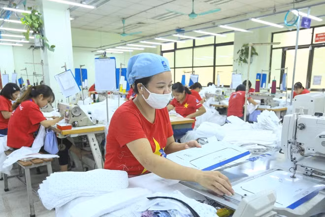 Sản xuất hàng xuất khẩu tại Tổng công ty May 10. (Ảnh: ĐĂNG ANH)