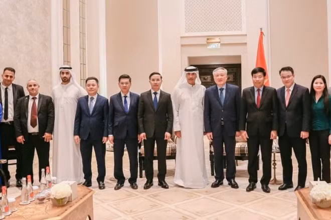 Ủy viên Bộ Chính trị, Phó Thủ tướng Thường trực Chính phủ Nguyễn Hòa Bình tại cuộc gặp Tập đoàn bất động sản hàng đầu Trung Đông Emaar Properties diễn ra chiều 24/9/2025. (Ảnh: Kim Anh)