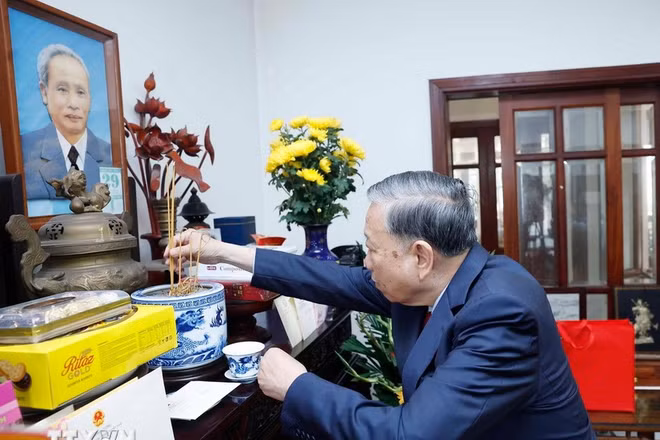 Tổng Bí thư Tô Lâm dâng hương tưởng niệm Thủ tướng Phạm Văn Đồng. (Ảnh: Thống Nhất/TTXVN)