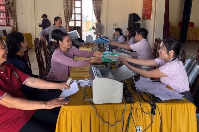 Các điểm giao dịch Ngân hàng Chính sách xã hội Quỳnh Lưu ngày ngày tích cực giải ngân cho vay vốn ưu đãi tới nhân dân.