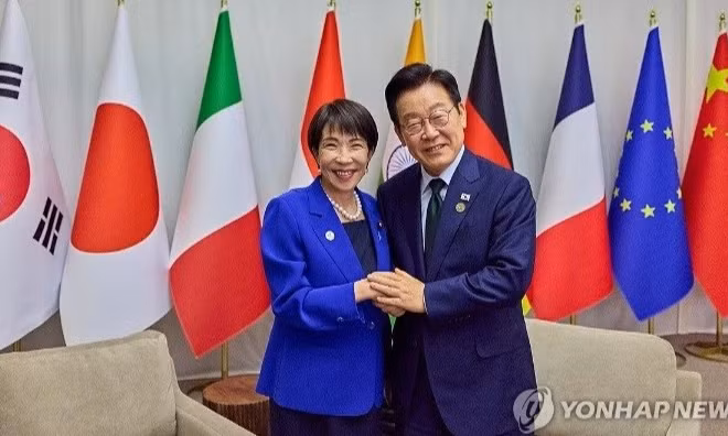 Tổng thống Hàn Quốc Lee Jae Myung (phải) chụp ảnh cùng Thủ tướng Nhật Bản Takaichi Sanae trước cuộc gặp bên lề Hội nghị thượng đỉnh G20 tại Johannesburg, Nam Phi, hồi tháng 11/2025. Ảnh: Yonhap