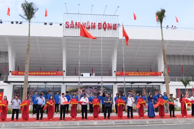 Các đồng chí lãnh đạo tỉnh Tuyên Quang thực hiện nghi thức cắt băng khánh thành Dự án khu liên hợp thể thao và văn hóa Hà Giang.