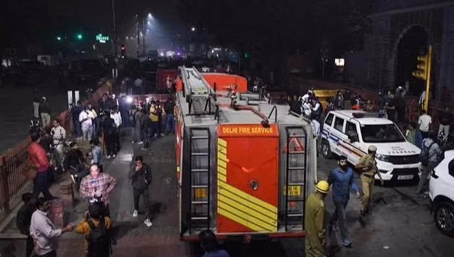 Hiện trường vụ nổ gần Pháo đài Đỏ ở New Delhi, Ấn Độ, ngày 10/11/2025. (Ảnh: ANI/TTXVN) 